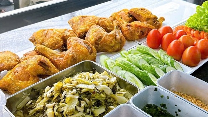 Cơm Gà, Xôi Gà & Cơm Xá Xíu - Những Chàng Trai - Đông Thạnh