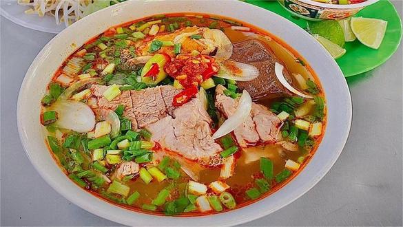 Quán Bà Hoà - Bún Bò Huế & Cơm Hến - 11 Trương Định