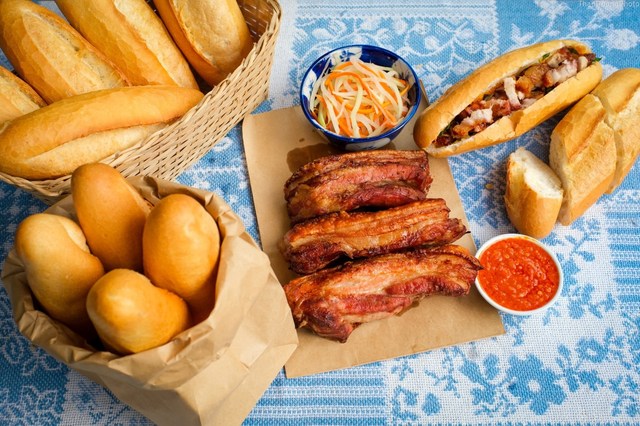 Ông Phú Đạt - Bánh Mì Heo Nướng Lu - Thái Thịnh