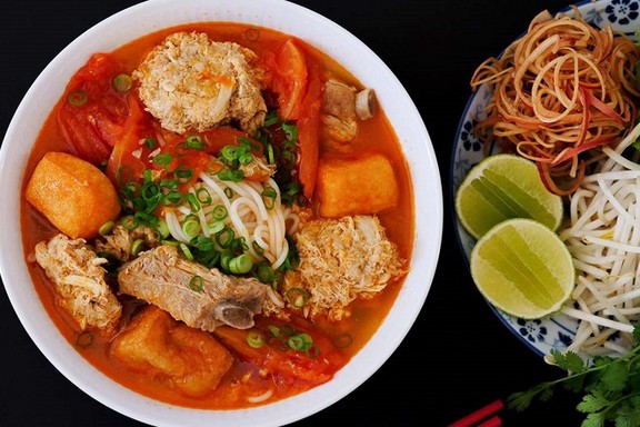 Ăn Vặt Đường Phố - Bún Riêu Cua Ốc, Bánh Mì Chảo - Đường Số 6