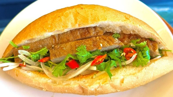 Bánh Mì Chả Cá Mẹ Bắp - Nguyễn Hữu Thận