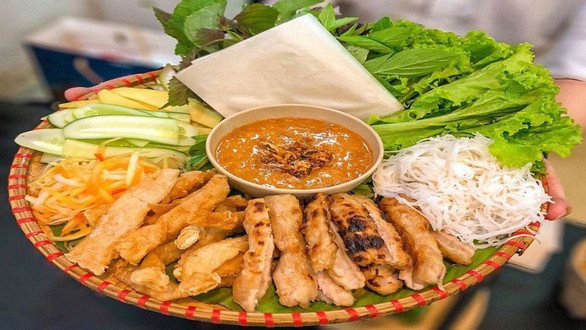 La Cà Ăn Uống - Nem Nướng & Mì Cay