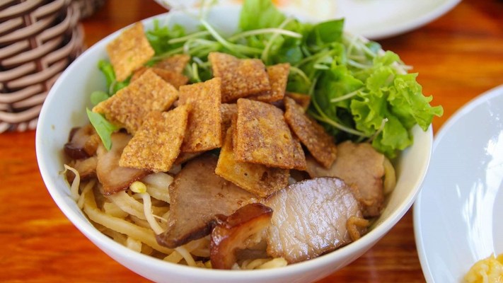 Locals Food - Cao Lầu, Mì Quảng & Phở Gà