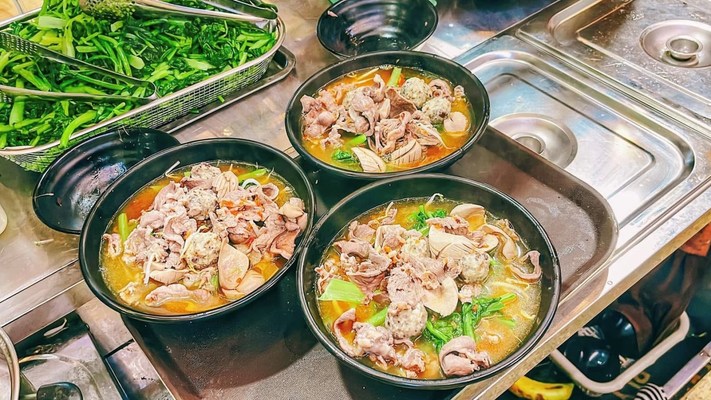 Tiệm Bánh Mì Heo Kon 2 - Xôi Chim, Mỳ Chua Cay & Gà Tần Hầm