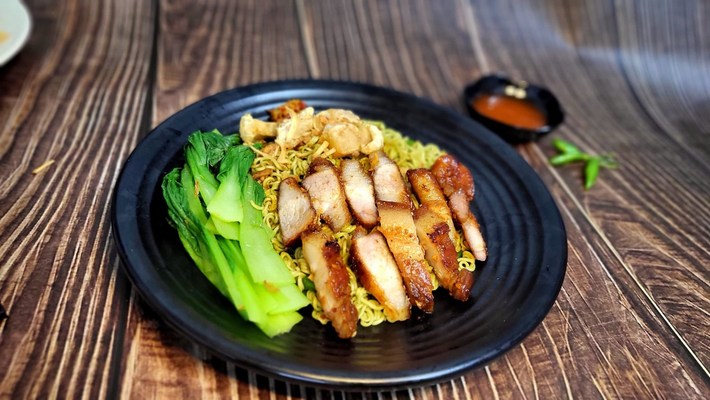 Quán Cô Nga 320 Cũ - Nui Xào Bò, Cơm Xào Bò Gà & Trứng Chiên - Lê Văn Lương