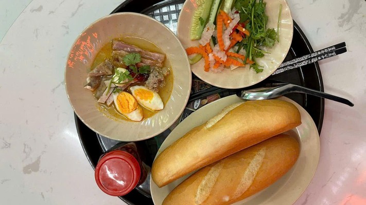 Bánh Mì Chấm Cô Tuyết - Hoàng Văn Thái