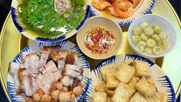 Cơm Trưa Bình Dân - 153 Trần Quý