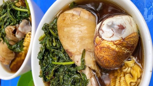 Cô Lan Sân Bóng Đại Phúc - Gà Hầm & Trứng Hầm Ngải Cứu