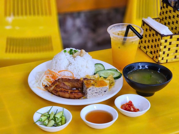 Cơm Tấm Nhà Tít - 49B Lê Văn Hưu