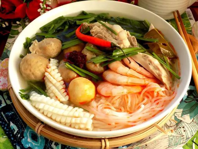 Vợ Thằng Đậu - Bún Cá Hồi Thố Đá, Xôi Tôm Hoàng Kim & Bún Thái