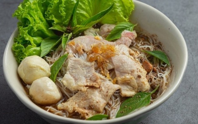 Vân Vân - Hủ Tiếu Quảng Ngãi, Nui & Hoành Thánh - 04 Đinh Gia Trinh