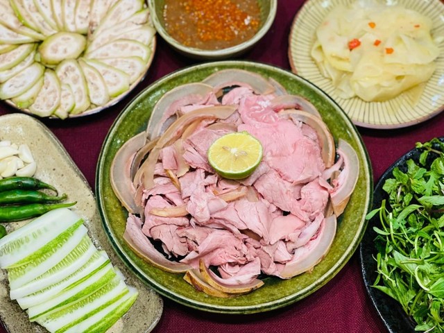 Trọng Quắn - Bê Thui Cầu Mống - 538 Thống Nhất