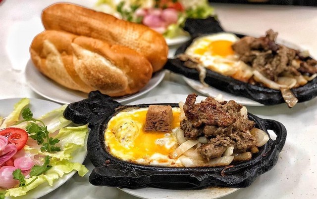 Quán Khánh Linh - Cơm Gà, Bò Né & Bò Kho - Tôn Đản