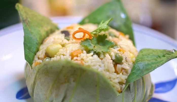 Cơm Lá Dứa Phủ Trứng Hoa Sen - Hồng Bàng