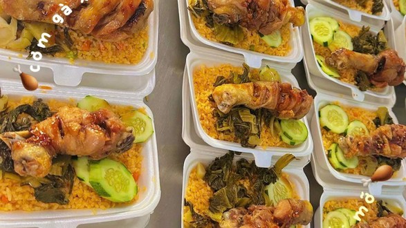 Cơm Gà Xối Mỡ Pleiku - Trần Khánh Dư