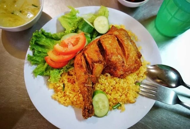 Cơm Gà Sương - 123 Nguyễn Công Hoan