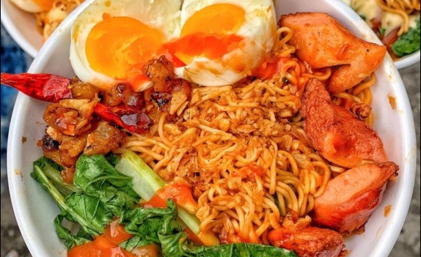 Mì Trộn Indomie - Lạp xưởng Nướng Đá Q4