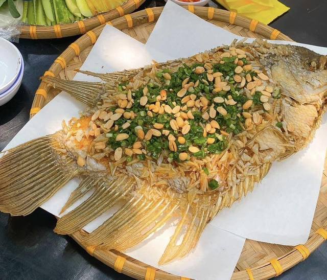 Cá Tai Tượng Chiên Xù & Đuôi Heo Chiên Giòn - Tây Lê