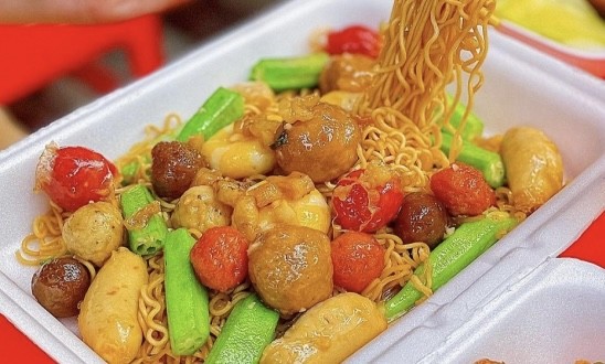 Cô Cẩm - Mỳ Cay & Viên Chiên - Chợ Lê Lai