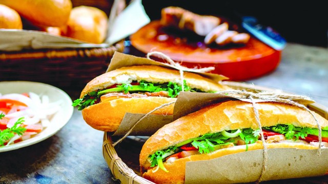 Bánh Mì Sài Gòn Quỳnh Hoa - 60 Long Biên 1