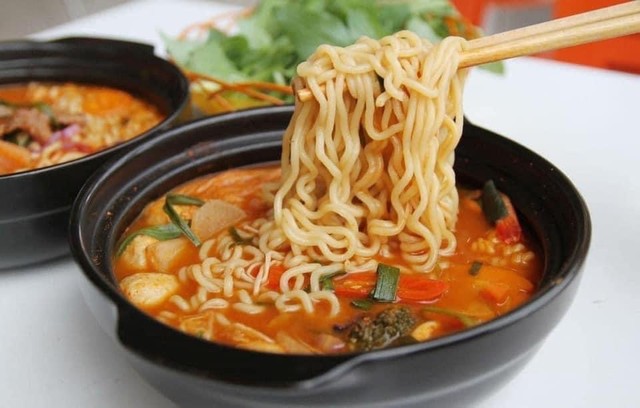 Hẻm Mì Chua Cay - Lê Hồng Phong