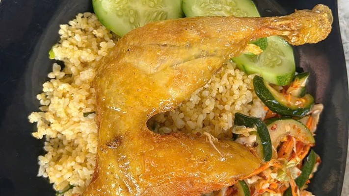 Cơm Gà Xối Mỡ Ngọc Anh - Lê Hồng Phong