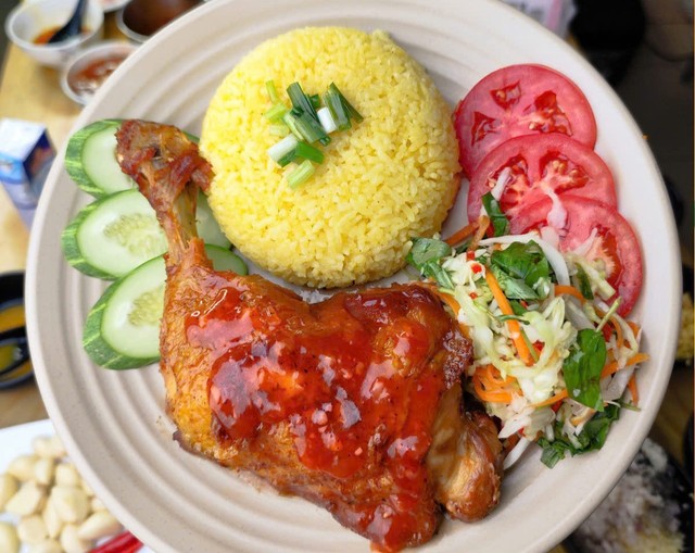 Cơm Gà Sốt Nhà Hương - Nguyễn Văn Trỗi