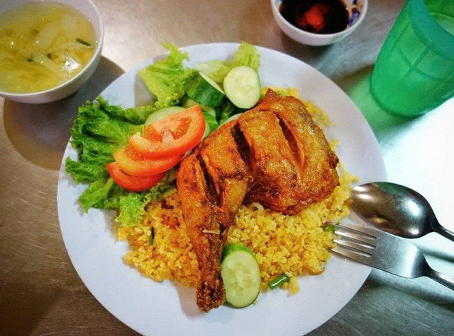 Cơm Chiên Gà Xối Mỡ & Mì Xào Cô Liên