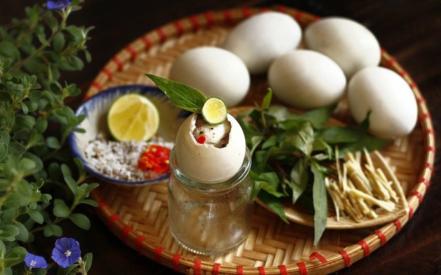Hột Vịt Lộn Luộc Nước Dừa Tươi - Hà Quỳnh