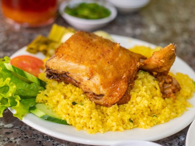 Cơm Gà Xối Mỡ - Trịnh Gia Quán