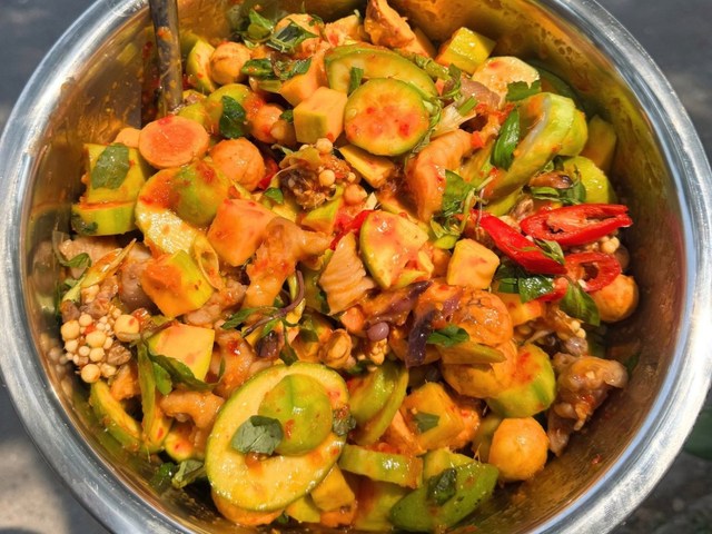 Động Gà - Gà Rán, Chân Gà Sốt Thái & Chân Gà Chiên