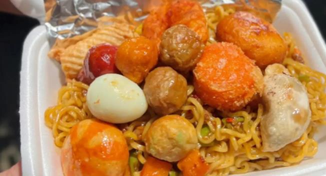 Ăn Vặt Cô Lee - Bánh Tráng, Mì Trộn Indomie & Da Gà Lắc Phô Mai