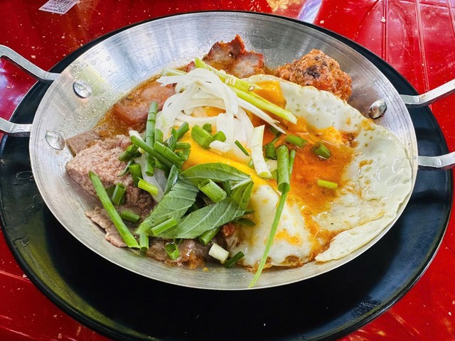 Chảo Nhà Tôm - Ốp La & Bánh Mì Muối Ớt