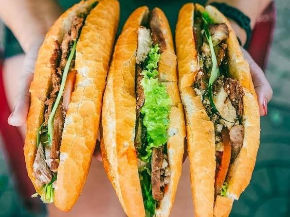 Chị Thuỷ - Bánh Mì Ốp La, Bánh Mì Nướng Muối Ớt