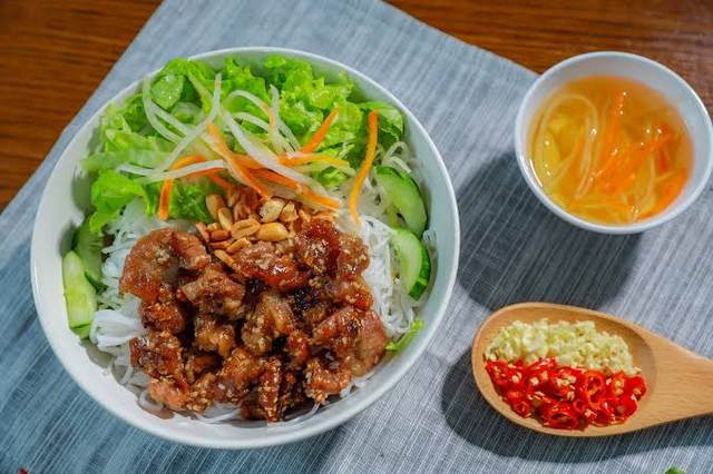 Quán Thụy - Bún Thịt Nướng, Cà Phê & Nước Ép