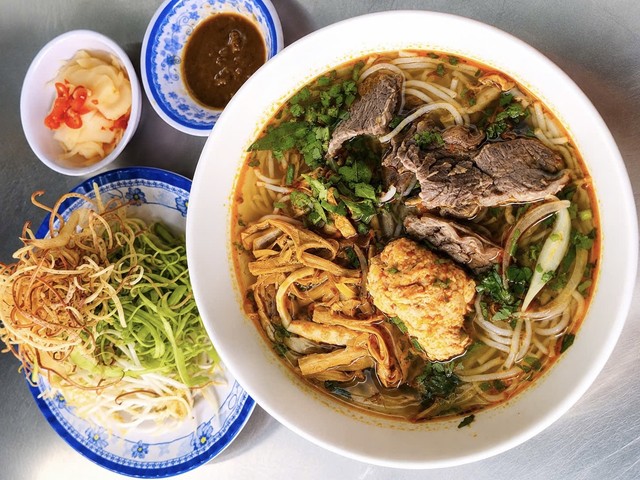 Bún Riêu Cua Ốc - Bún Bò Măng Cô Ngọc - Nguyễn Ái Quốc
