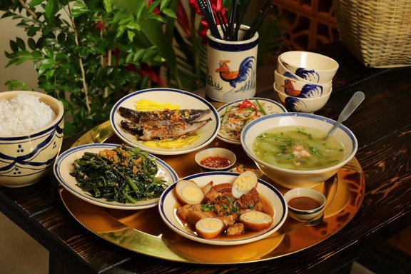 Cơm Bưng Nước Rót Restaurant