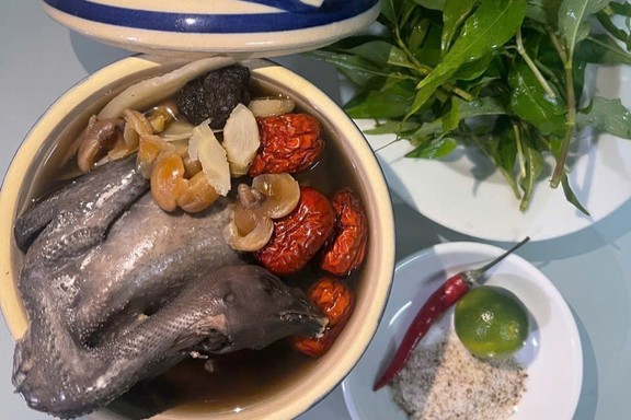 Gà Ác Tiềm Thuốc Bắc Tân Ký