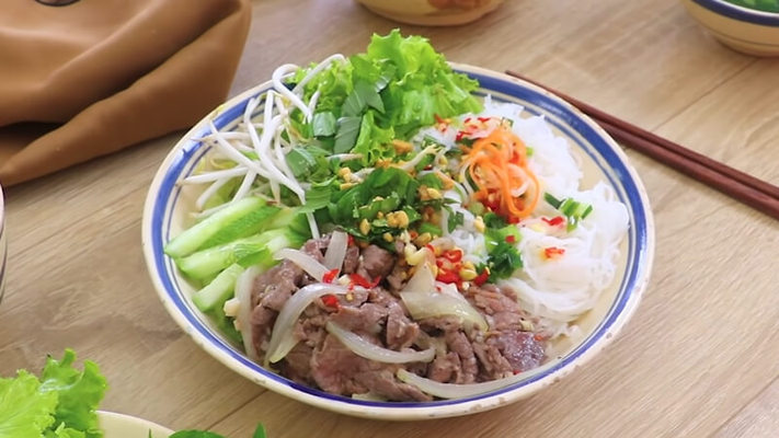 PHỆ Food & Drink - Bún Thịt Xào, Bánh Mì & Nước Ép Trái Cây - Nguyễn Ái Quốc