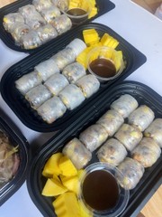 Bánh tráng lụi ăn kèm sốt chấm me và xoài cóc tuỳ hôm ạ