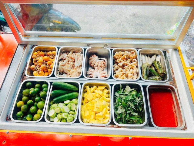 Tiệm Tré Trộn & Chân Gà Sốt Thái - Hoàng Bá Bích