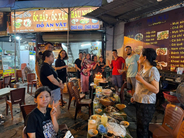 Công Ốc - Ốc Luộc, Ngao Hấp Thái & Cút Lộn Xào Me - Nguyễn Tuân