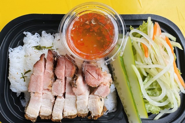 Bánh Mì - Bánh Hỏi Heo Quay Mr. Hưng
