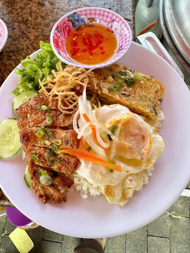 Cơm Tấm, Bún Thịt Nướng & Nước Ép Cô Hường - Số 80 Đường DX 002