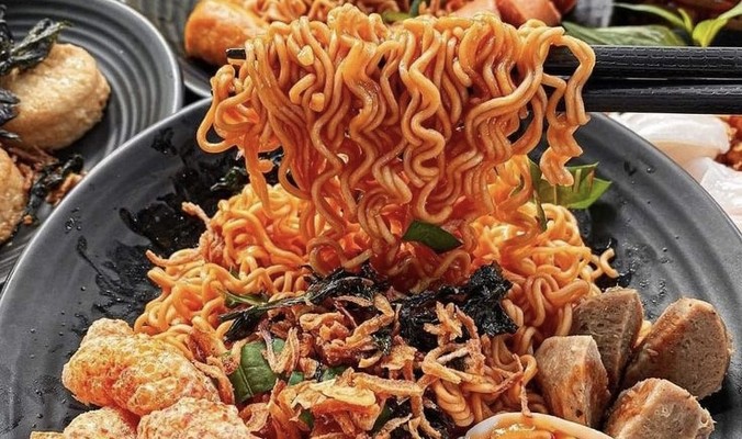 Hàn Thu Nhi - Mì Trộn, Cá Viên & Bún Thịt Xào