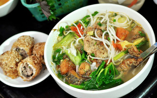 Bún cá nóng hổi!