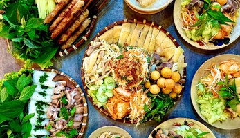 Cơm Gà Xé Miền Trung