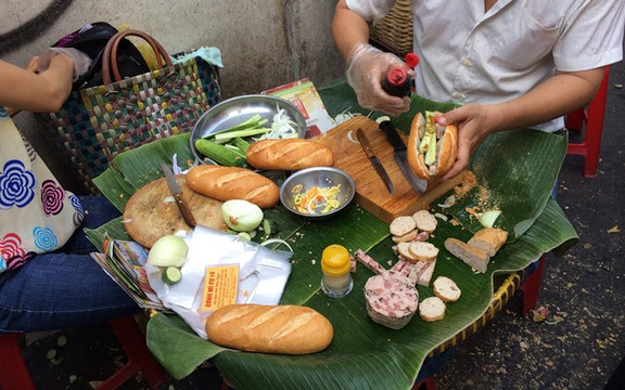 Bánh Mì Cụ Lý - Bánh Mì Chả Bò Thì Là Chả Quế