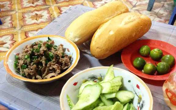 Bánh Mì Bò Băm - Ao Sen