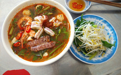 Mang tận nhà gần 50 tô bún nóng hổi phủ ấm ngày mưa